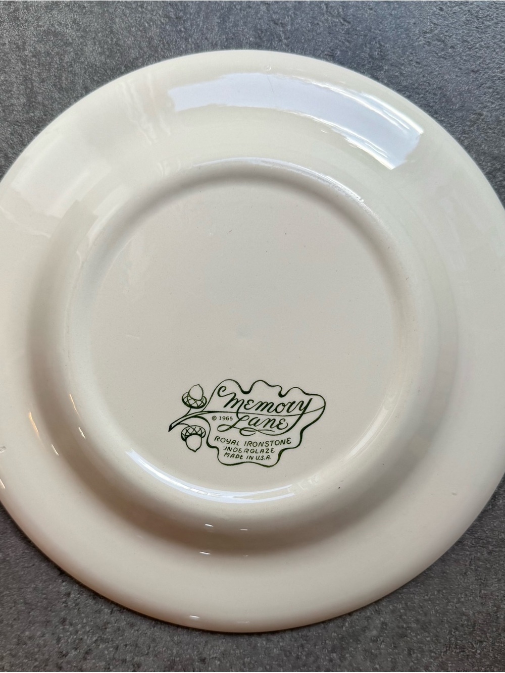 Vintage 1965 Royal
China "Memory Lane"
Red Transferware Dinner
Plate - Picture 3 of 4